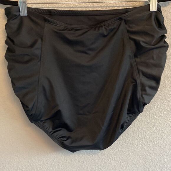 NWT- Black 𝅺beach Betty bikini bottoms with rouching - Picture 4 of 8